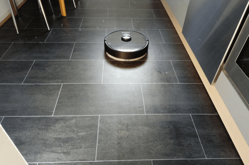 Roborock S6 моет пол на кухне.